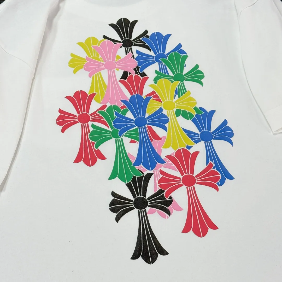 P180 Chrome Hearts Chrome Hearts 25 high version. The fabric is made of 300 grams of high-density pure cotton. It does not deform or shrink. It has three labels. It is the same style for men and women. Technology: suede foam printing. Color: white black. SIZE: S-XL.